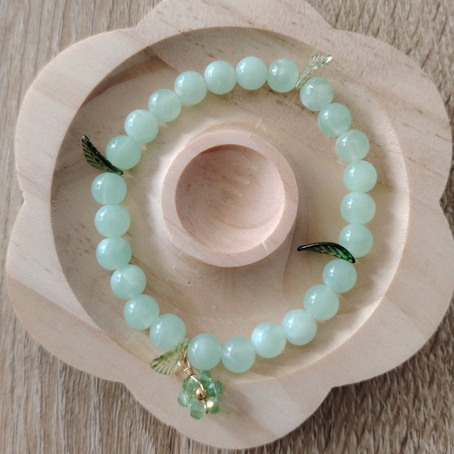 bracelet de perles vert orné de délicates feuilles et fleurs