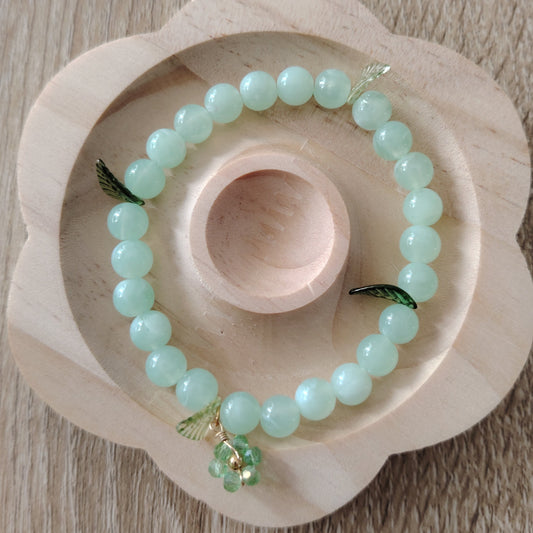 bracelet de perles vert orné de délicates feuilles et fleurs